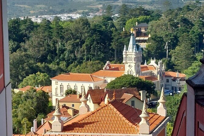 Historic center of Sintra on foot - Sintra National Palace gardens: what you see when weather changes