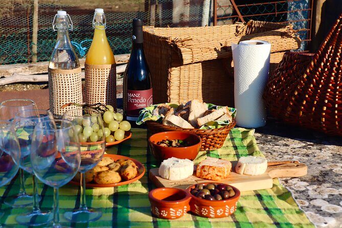 Lisbon Countryside Food Tour on a Vintage Car - The guides: Diogo and Rita’s hosting style