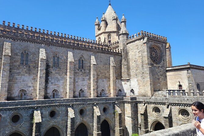 Private Évora Tour - Megaliths, Historical Center and Cork Region - Capela dos Ossos: how to handle the bones and still enjoy the art