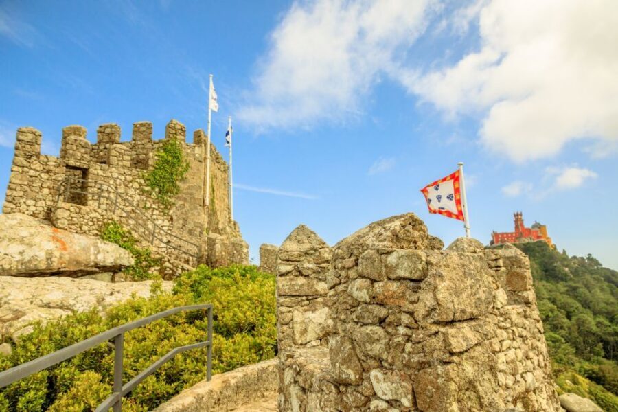 Sintra: Castle of the Moors E-Ticket and Audio Guide - On the walls: Castle Keep and the Royal Tower in plain language
