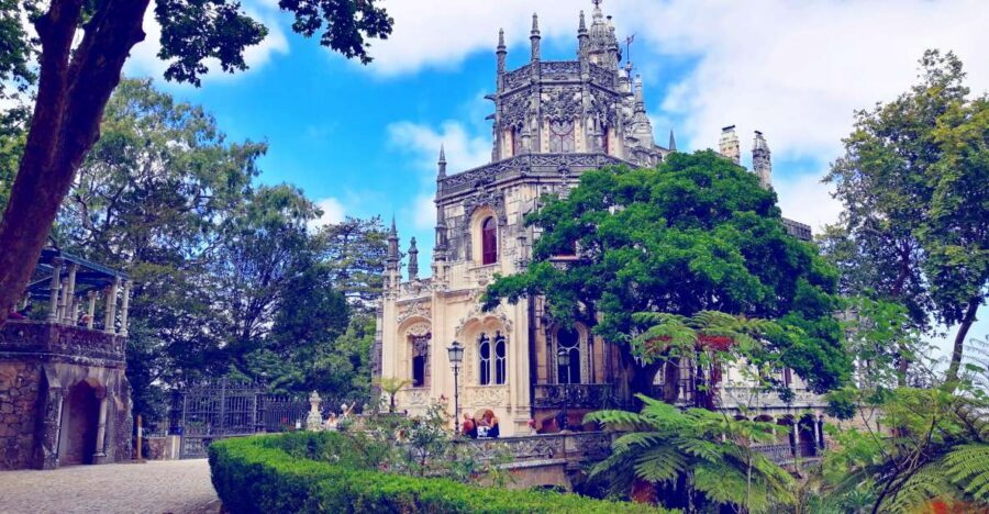Sintra: Immersive Guided Walking Tour w/ Quinta da Regaleira - National Palace area: Portuguese architecture, in real time
